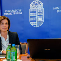 Il Guardasigilli ungherese spiega la legge sui minori, ma “Politico” le toglie la parola