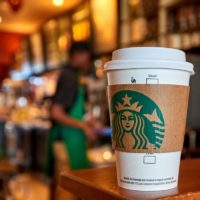 Benefit pro aborto, pure Starbucks fa come Amazon