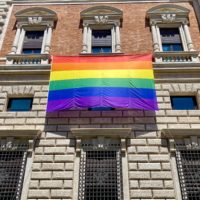 L’ambasciata Usa in Vaticano sventola la bandiera arcobaleno