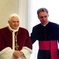 Mons. Gänswein: «Così Benedetto XVI mi ha commosso»