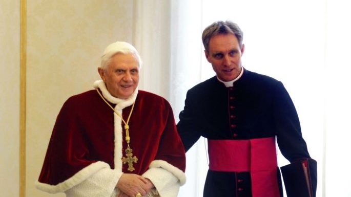 Mons. Gänswein: «Così Benedetto XVI mi ha commosso»