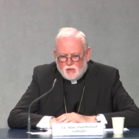 Mons. Gallagher difende la neutralità del Vaticano nel conflitto in Ucraina