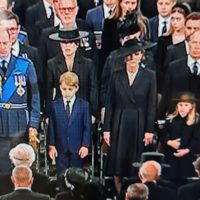 Charlotte e George ai funerali della nonna. Una straordinaria non notizia