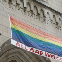 «La Chiesa belga che apre a coppie gay ridotta a “farmacia dei buon sentimenti”»
