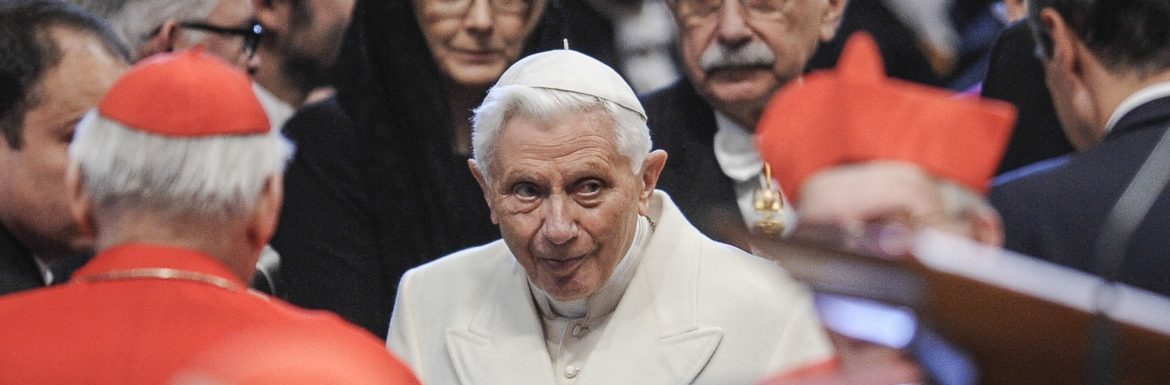 Il mondo in preghiera per Benedetto XVI