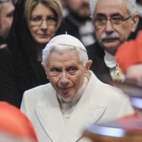 Il mondo in preghiera per Benedetto XVI