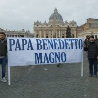 «Abbiamo voluto salutare Benedetto XVI, un padre nella fede»