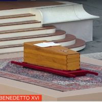 L’addio a Benedetto XVI in una San Pietro gremita e avvolta dalla nebbia. Poi sollevatasi
