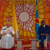 Papa in Congo: «Giù le mani dall’Africa! Non è una miniera da sfruttare»