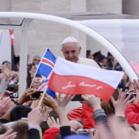 Papa Francesco: «Nessuno può onestamente dubitare della decenza di papa Wojtyla»