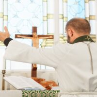 Indagine Usa: la maggioranza dei nuovi preti prega il rosario, va all’adorazione eucaristica e viene da genitori uniti