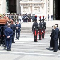Mons. Delpini: «Chi applaude e chi lo detesta, ma oggi Berlusconi è solo un uomo che incontra Dio»