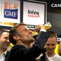 Macron beve una Corona e viene accusato di «mascolinità tossica»