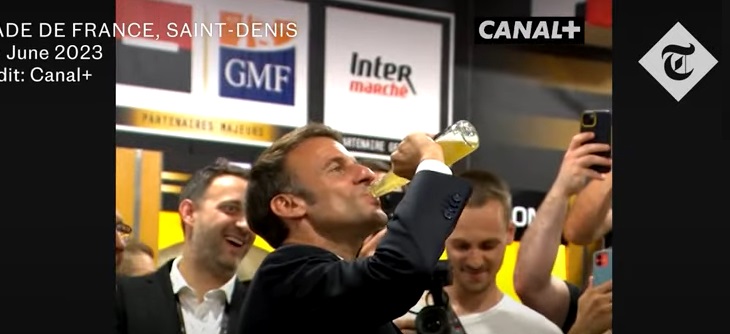 Macron beve una Corona e viene accusato di «mascolinità tossica»