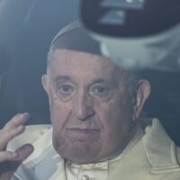 Papa Francesco «sta bene». La degenza sarà di diversi giorni
