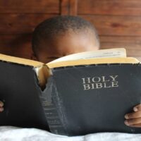 Usa, Bibbia rimossa per «volgarità e violenza» dalle scuole elementari
