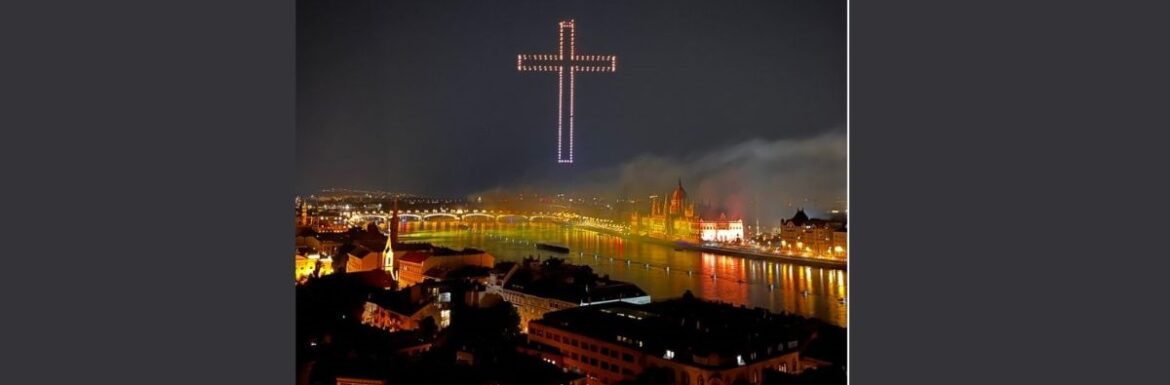 Ungheria, una immensa croce di luci sopra il Parlamento