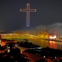 Ungheria, una immensa croce di luci sopra il Parlamento