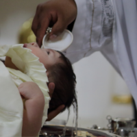 Il vescovo di Getafe sabato battezza 17 bimbi salvati dall’aborto