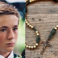 A 15 anni realizza e vende rosari in tutto il mondo