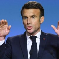 Macron insiste: «Il diritto all’aborto in Costituzione»