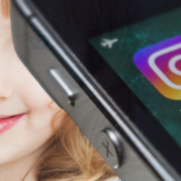 Instagram choc, mamme vendono ai pedofili le foto dei figli