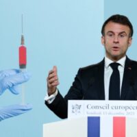 Dopo l’aborto in Costituzione, Macron ora vuole più eutanasia