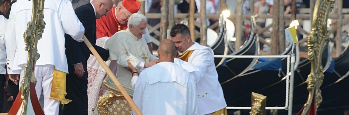 I papi in gondola: «Ratzinger stava per cadere in acqua»