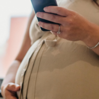 «La gravidanza accelera l’invecchiamento», nuova lezione ideologica sul corpo delle donne